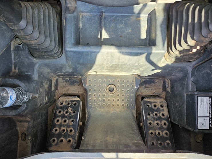 2010-deere-320d-image-28