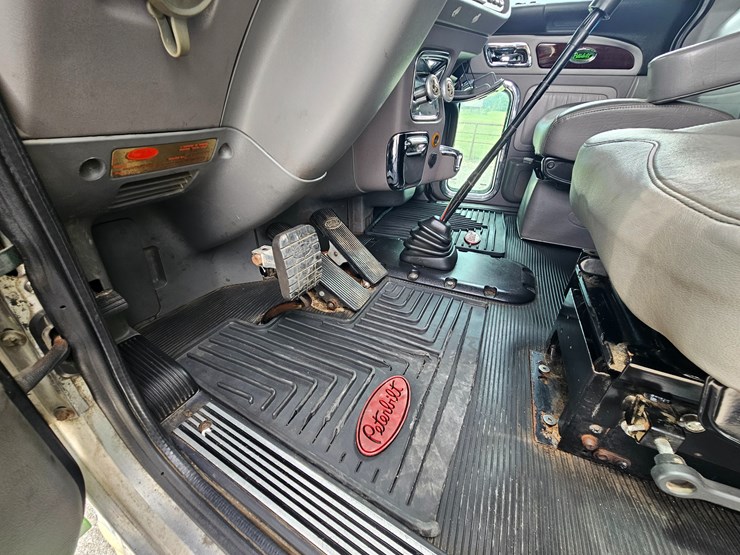 2015-peterbilt-389-image-62