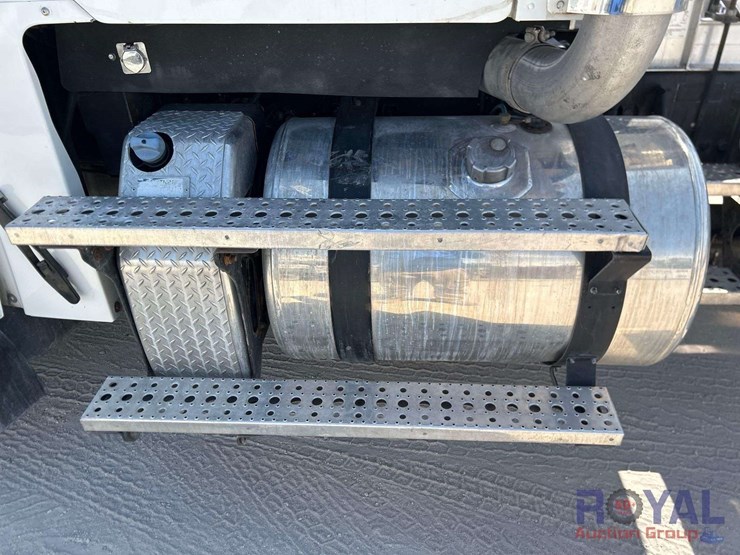 2015-freightliner-122sd-image-23