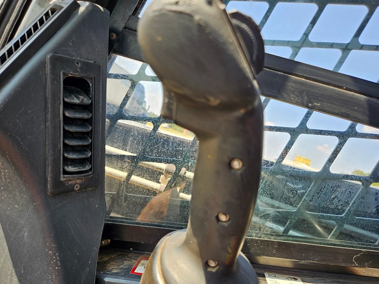 2010-deere-320d-image-41
