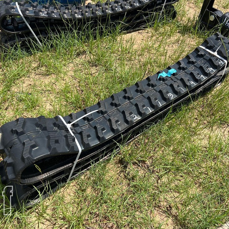 UNUSED FUTURE PAIR OF MINI RUBBER TRACKS