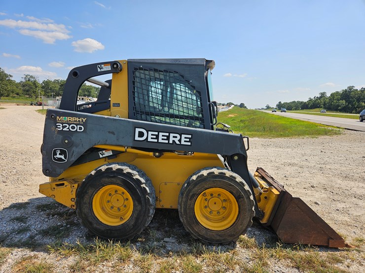 2010-deere-320d-image-15