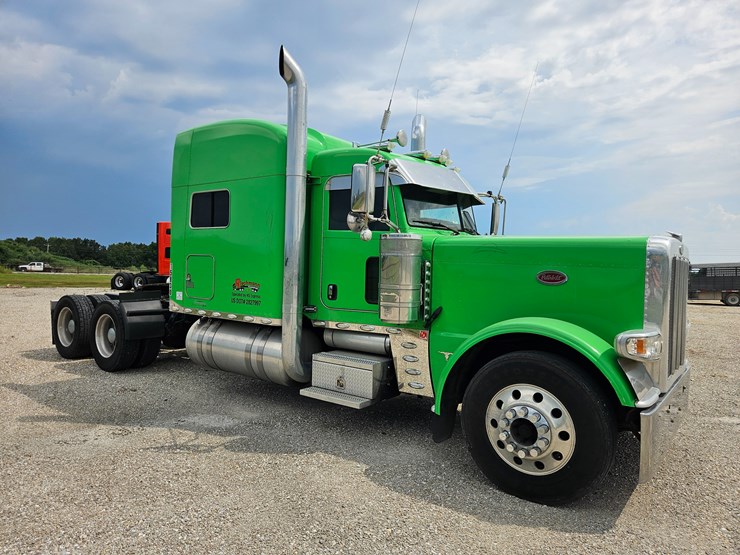 2015-peterbilt-389-image-34