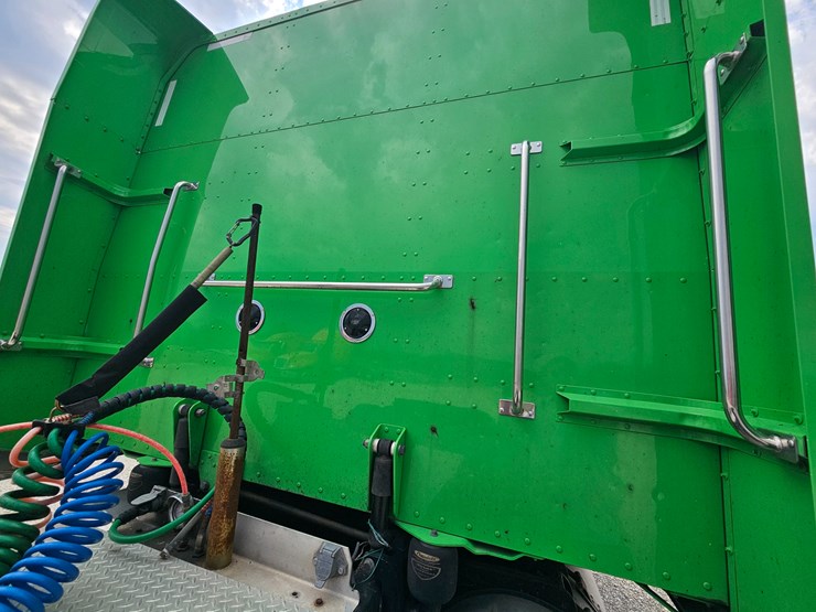 2015-peterbilt-389-image-113
