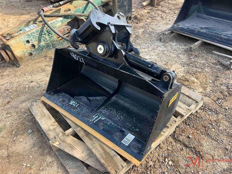 diesel-hydraulic-tilting-41"-clean-out-bucket-image-4