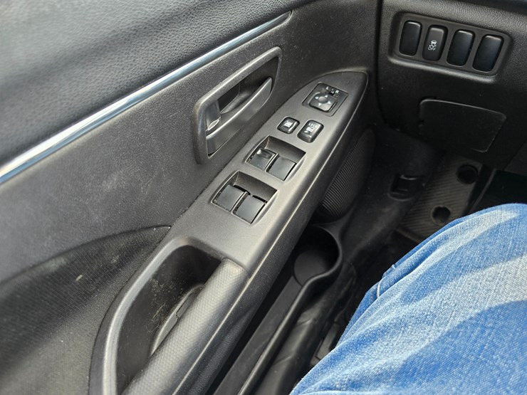 2015-mitsubishi-outlander-image-62