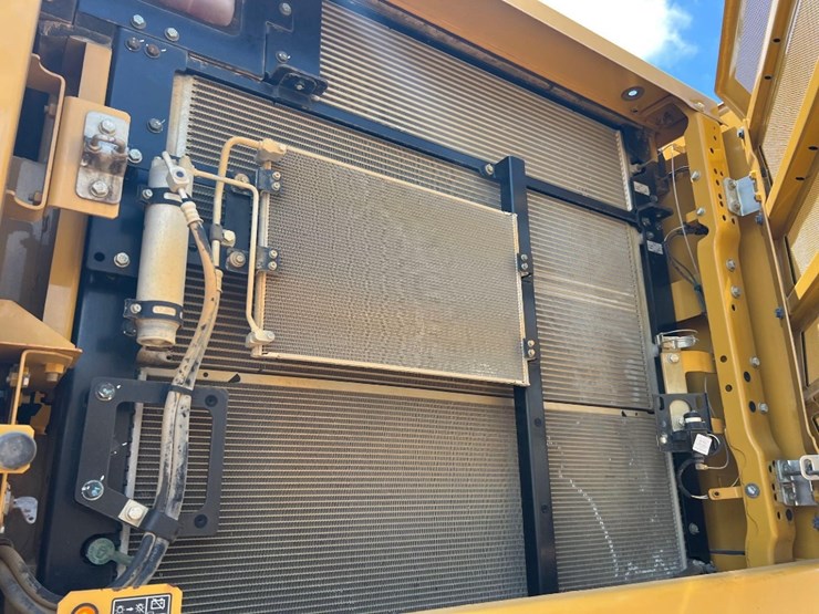 2020-caterpillar-336-image-30