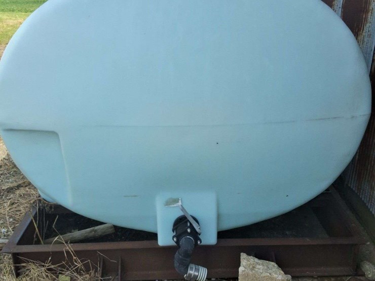 1635-gallon-poly-tank,-held-liquid-fertilizer-and-water-image-3