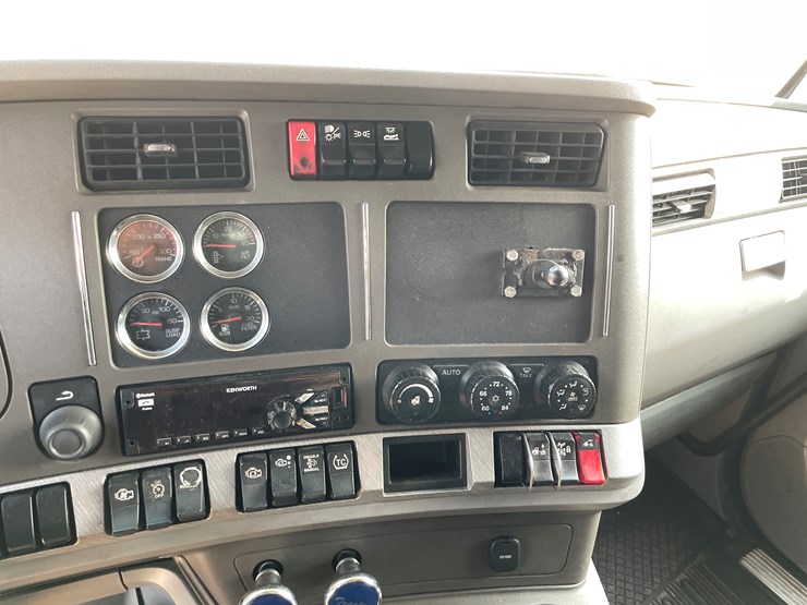 2016-kenworth-t680-image-61