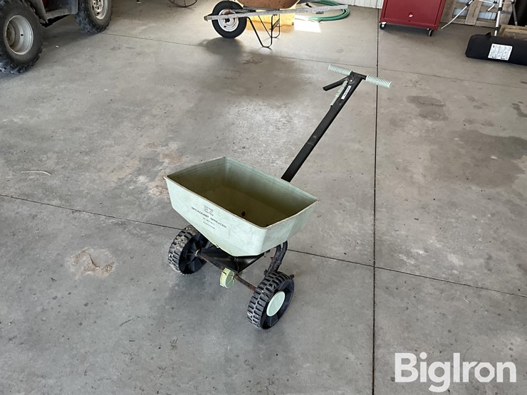 republic-fertilizer-broadcast-spreader-image-1
