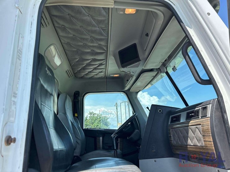 2015-freightliner-122sd-image-37