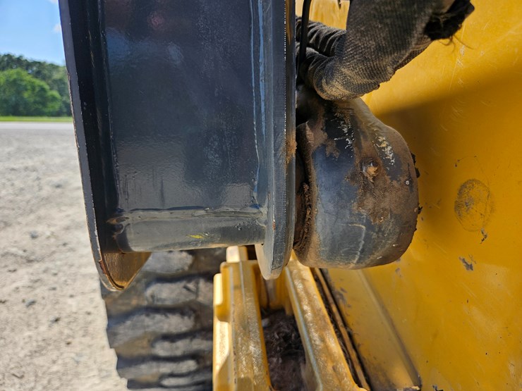 2010-deere-320d-image-71
