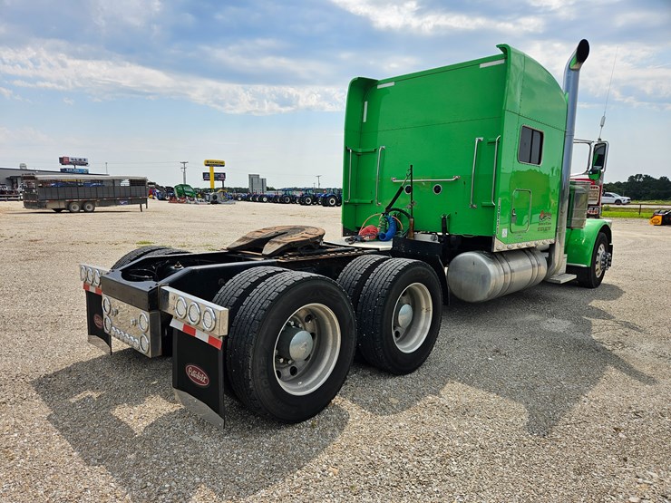 2015-peterbilt-389-image-23