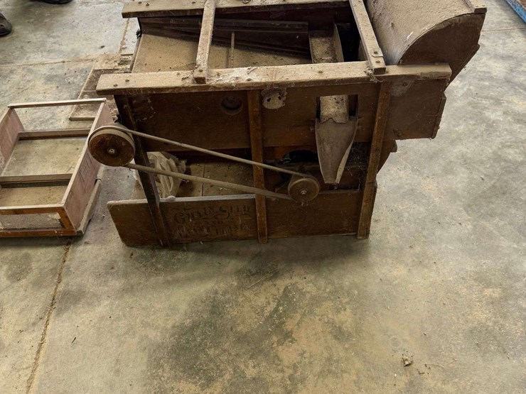 the-sample/miniature-display-model,-24''-long,-18-1/2''-tall,-with-screens-image-11