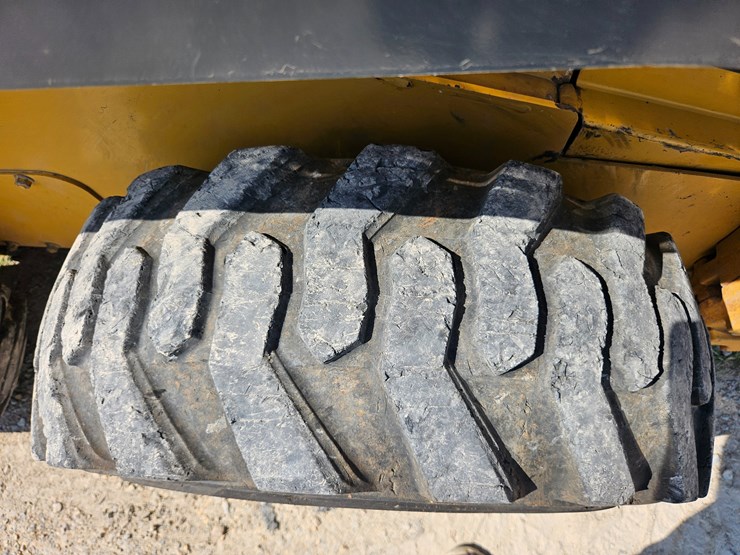 2010-deere-320d-image-48