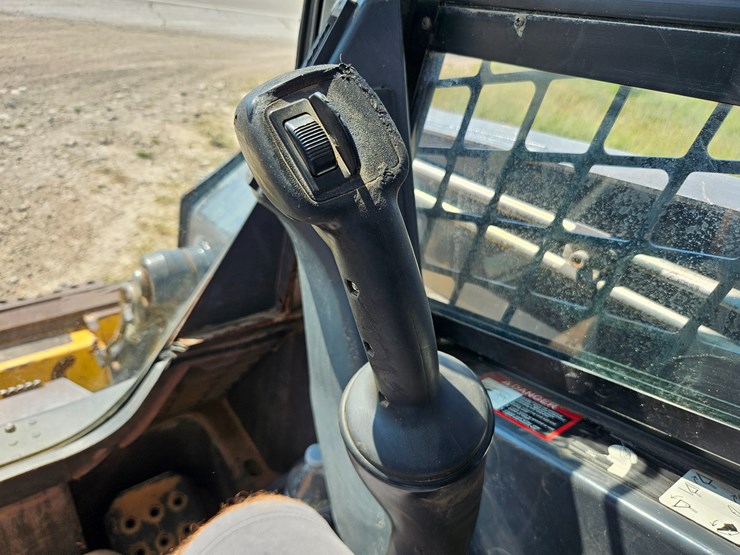 2010-deere-320d-image-34