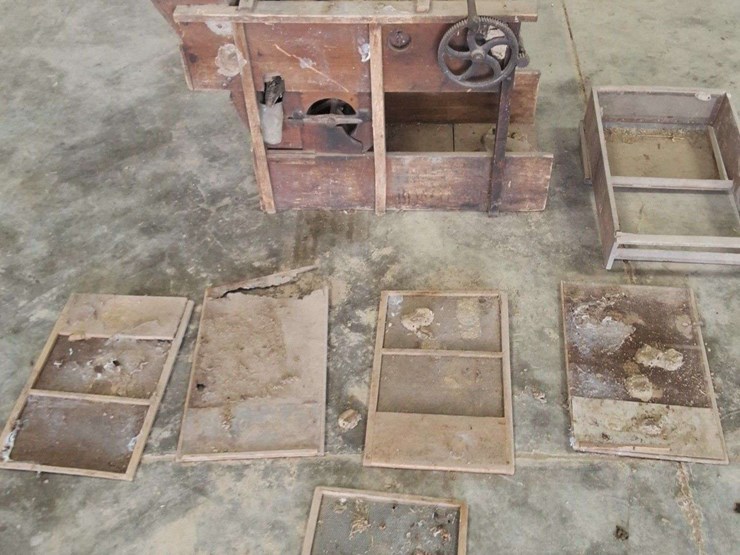 the-sample/miniature-display-model,-24''-long,-18-1/2''-tall,-with-screens-image-19
