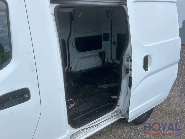 2014-nissan-nv200-image-15
