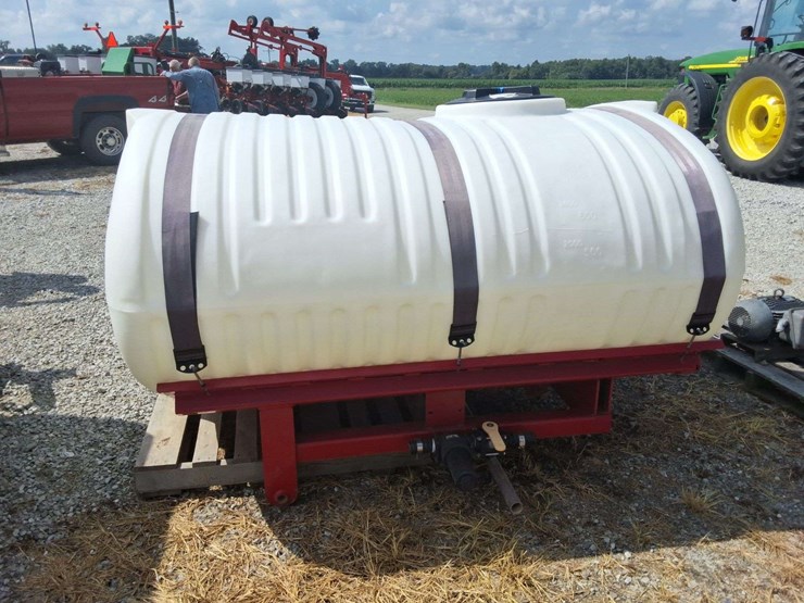 800-gallon-tank-and-ground-driven-pump-off-of-white-planter-88-or-9000-series-image-3