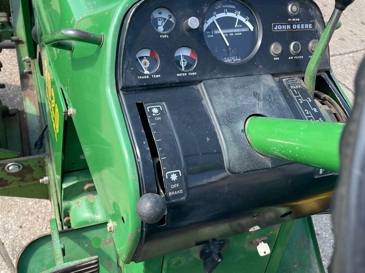 john-deere-3020-image-34
