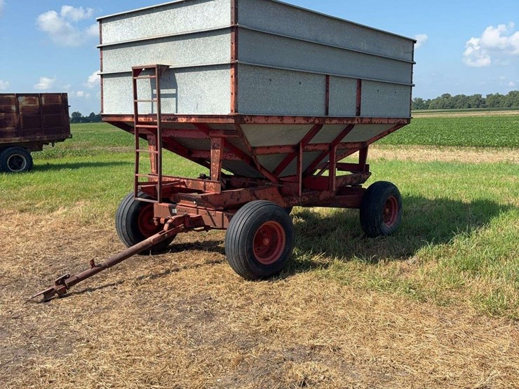 1974-heides-325-bushel-center-dump-gravity-wagon-image-1