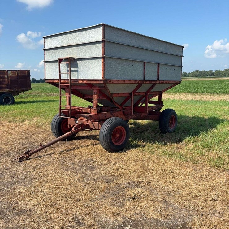 1974 Heides 325 bushel center dump gravity wagon