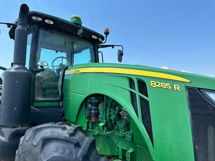 2014-john-deere-8285r-image-35