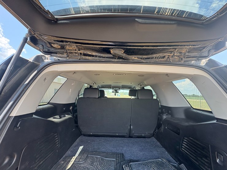 2017-chevrolet-tahoe-image-16