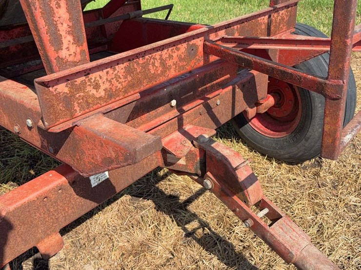 1974-heides-325-bushel-center-dump-gravity-wagon-image-5