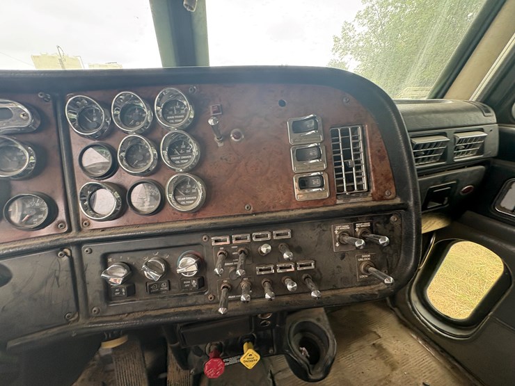2005-peterbilt-379-image-85