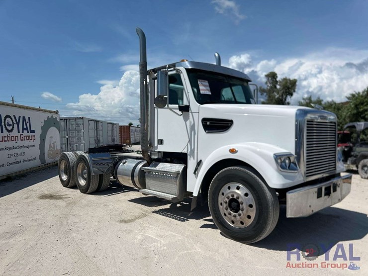 2015-freightliner-122sd-image-2