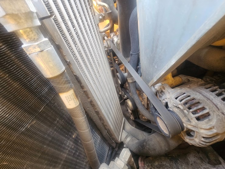 2010-deere-320d-image-24