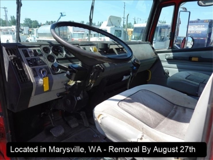 2000-freightliner-fl80-image-9