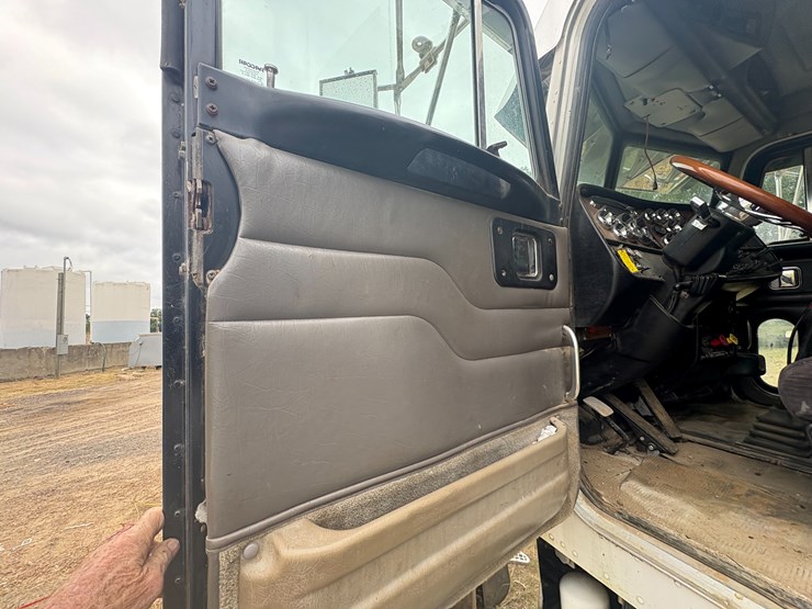 2005-peterbilt-379-image-77