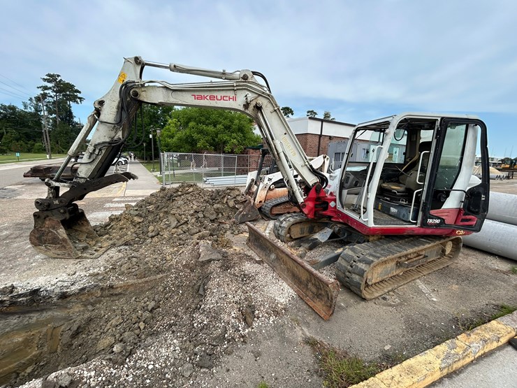 2015-takeuchi-tb290-image-1