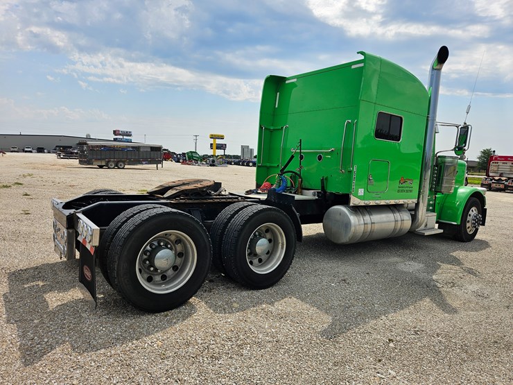 2015-peterbilt-389-image-24