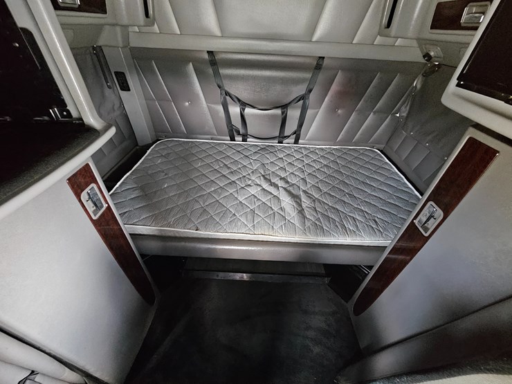 2015-peterbilt-389-image-80