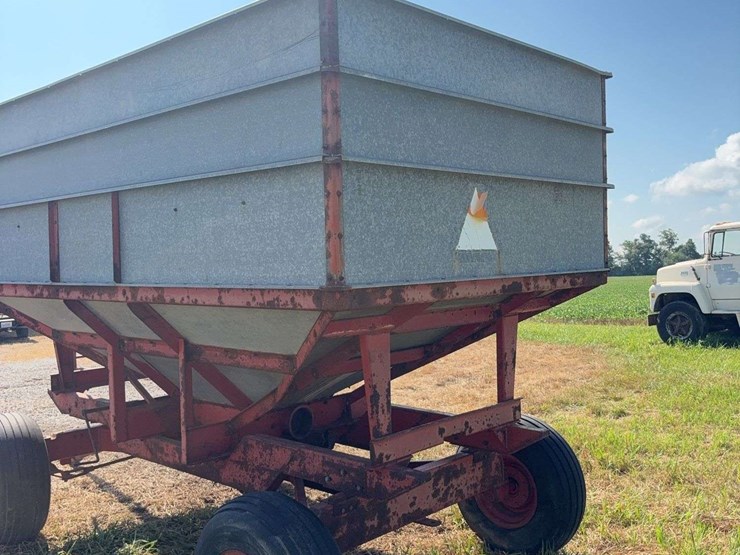 1974-heides-325-bushel-center-dump-gravity-wagon-image-8
