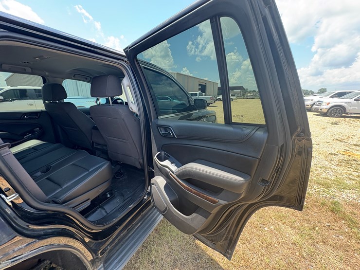 2017-chevrolet-tahoe-image-24
