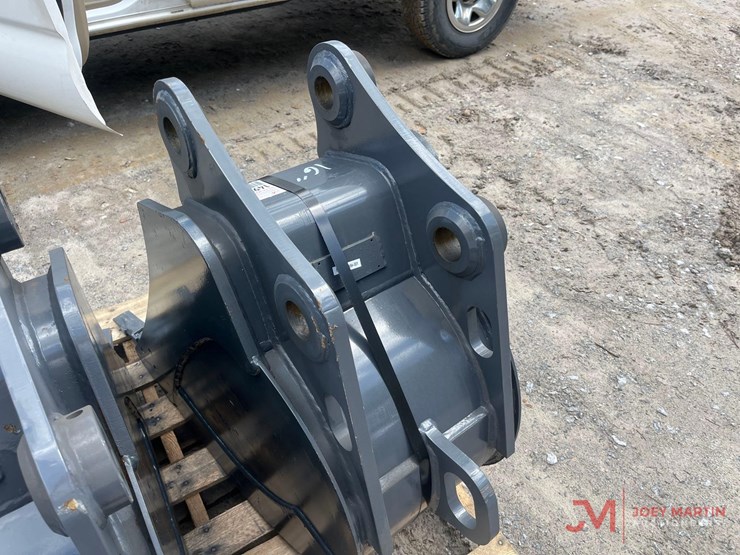 16"-wide-hydraulic-excavator-tooth-bucket-image-1