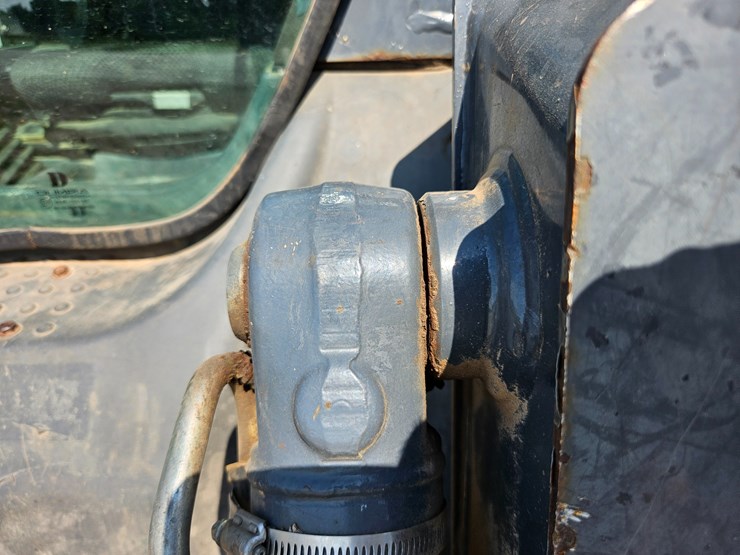 2010-deere-320d-image-61