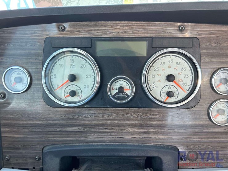 2015-freightliner-122sd-image-16