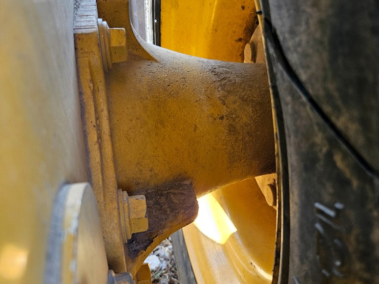 2010-deere-320d-image-56