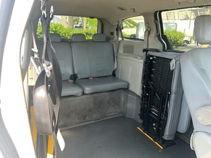 lot#--2014-eldor-grand-caravan-handicap-van-image-6