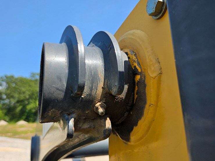 2010-deere-320d-image-74