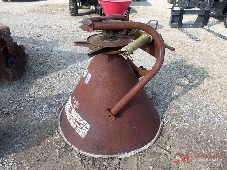 850-lb-capacity-fertilizer-spreader-and-seeder-image-1