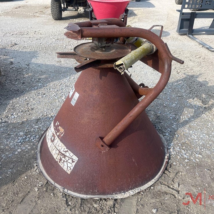 850 LB CAPACITY FERTILIZER SPREADER AND SEEDER