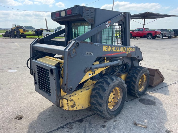new-holland-l160-image-4