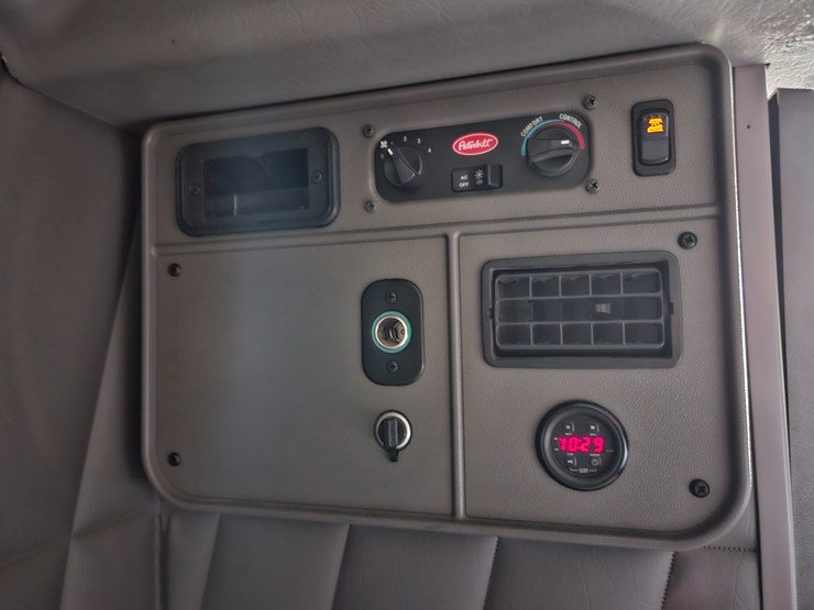 2015-peterbilt-389-image-87