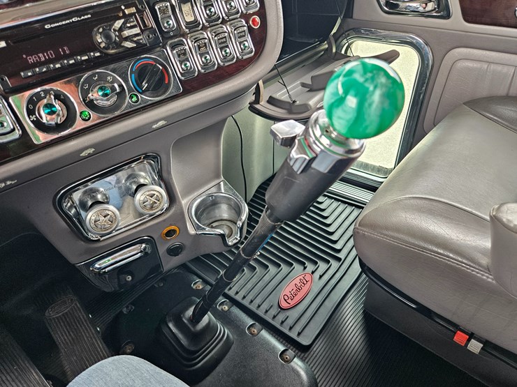 2015-peterbilt-389-image-68